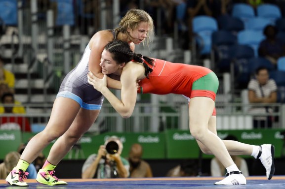 Erica Wiebe qui se bat contre la Biélorusse Vasilisa Marzaliuk en lutte féminine, au Stade Carioca, aux Jeux olympiques de Rio le 18 août 2016. (AP Photo/Markus Schreiber)