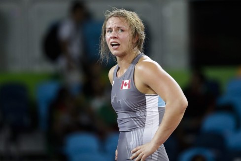 Erica Wiebe après avoir battu la Biélorusse Vasilisa Marzaliuk en lutte féminine, au Stade Carioca, aux Jeux olympiques de Rio le 18 août 2016. (AP Photo/Markus Schreiber)