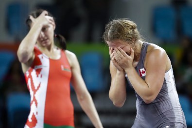 Erica Wiebe après avoir battu la Biélorusse Vasilisa Marzaliuk en lutte féminine, au Stade Carioca, aux Jeux olympiques de Rio le 18 août 2016. (AP Photo/Markus Schreiber)
