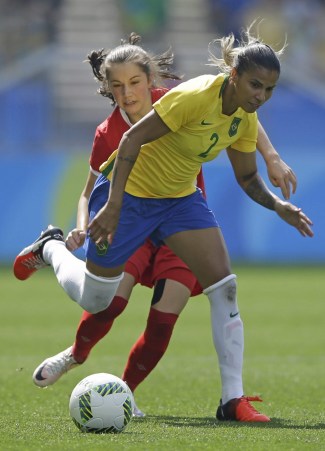 Fabiana du Brésil et Jessie Fleming du Canada se disputent le ballon lors du match de médaille de bronze du tournoi de soccer féminin des Jeux de Rio 2016 à Sao Paulo, vendredi le 19 août 2016. (AP Photo/Nelson Antoine)