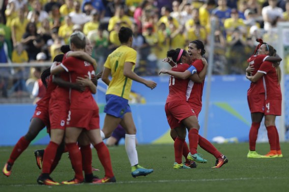 Les joueuses canadiennes célèbrent leur victoire du match de la médaille de bronze contre le Brésil au tournoi olympique de soccer féminin des Jeux de Rio 2016 à Sao Paulo, vendredi le 19 août 2016. (AP Photo/Nelson Antoine)