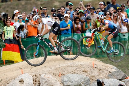 La Canadienne Catharine Pendrel tente de rattraper l'Allemande Helen Grober à l'épreuve de vélo de montagne samedi le 20 août 2016 à Rio de Janeiro, Brésil. (AP Photo/Patrick Semansky)