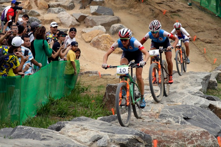 Les Canadiennes Catharine Pendrel remporte le bronze olympique en vélo de montagne samedi le 20 août 2016 à Rio de Janeiro, Brésil. (AP Photo/Pavel Golovkin)