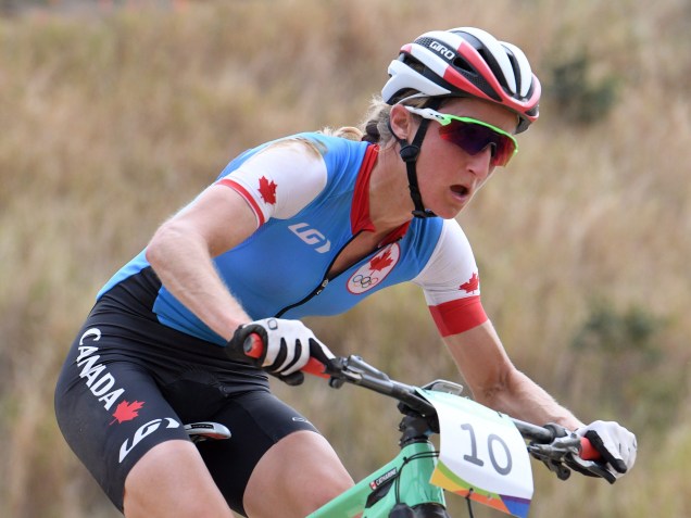 La Canadienne Catharine Pendrel remporte le bronze olympique en vélo de montagne samedi le 20 août 2016 à Rio de Janeiro, Brésil. THE CANADIAN PRESS/Sean Kilpatrick
