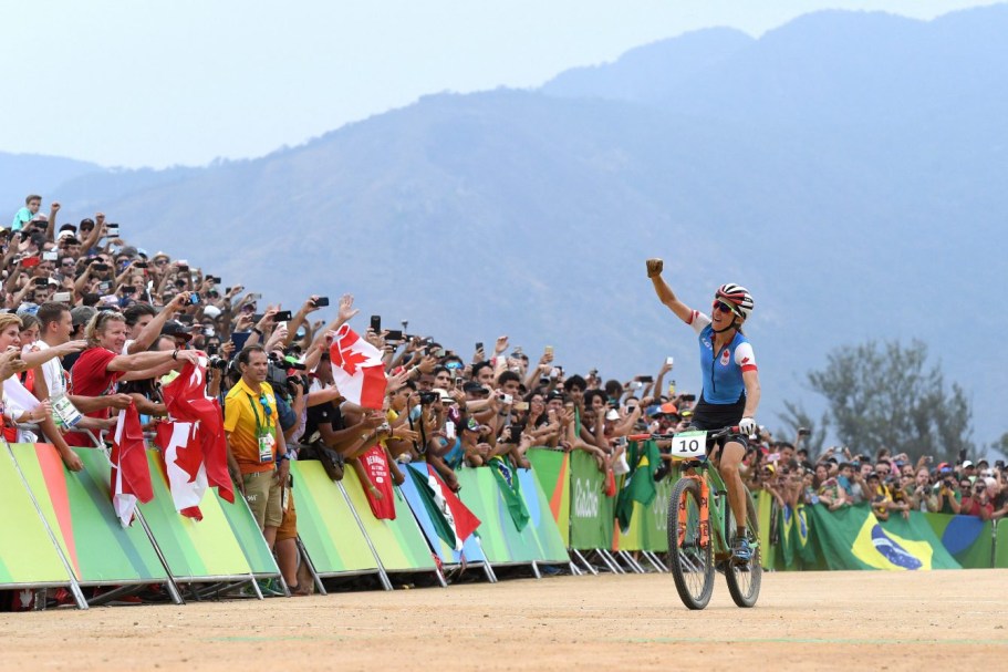 La Canadienne Catharine Pendrel célèbre son premier podium olympique en vélo de montagne samedi le 20 août 2016 à Rio de Janeiro, Brésil. THE CANADIAN PRESS/Sean Kilpatrick