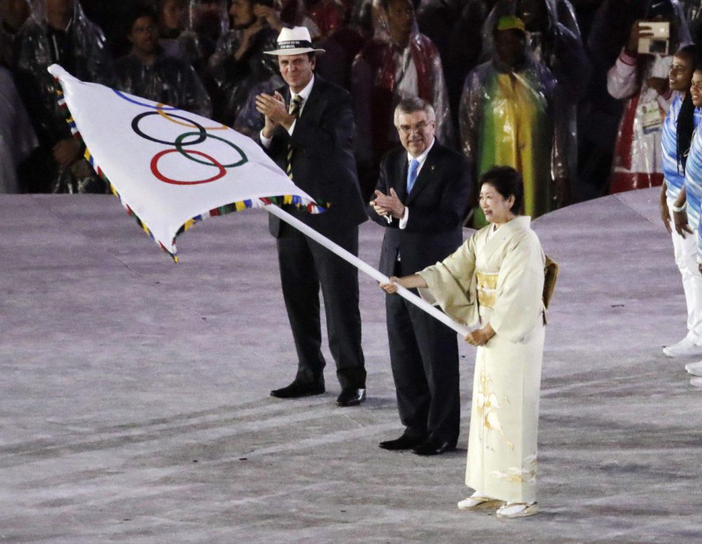 Le gouverneur de Tokyo lors de la cérémonie de clôture des Jeux olympiques de 2016, à Rio. (AP Photo/Charlie Riedel)