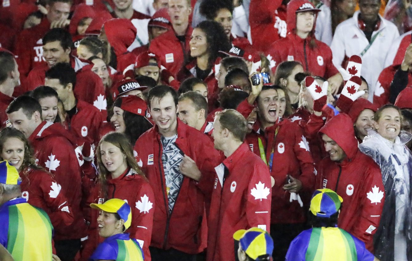 Équipe Canada lors de la cérémonie de clôture des Jeux olympiques de 2016, à Rio. (AP Photo/Charlie Riedel)