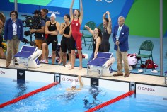 Le quatuor formé de Katerine Savard, Taylor Ruck, Brittany MacLean et Penny Oleksiak obtient le bronze au relais féminin 4x200 m aux Jeux olympiques de Rio, le 10 août 2016. (COC / Steve Boudreau)