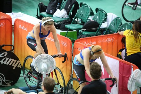 Georgia Simmerling et Allison Beveridge à l'échauffement, avant leur course de poursuite féminine, le 13 août 2016 à Rio. COC Mark Blinch