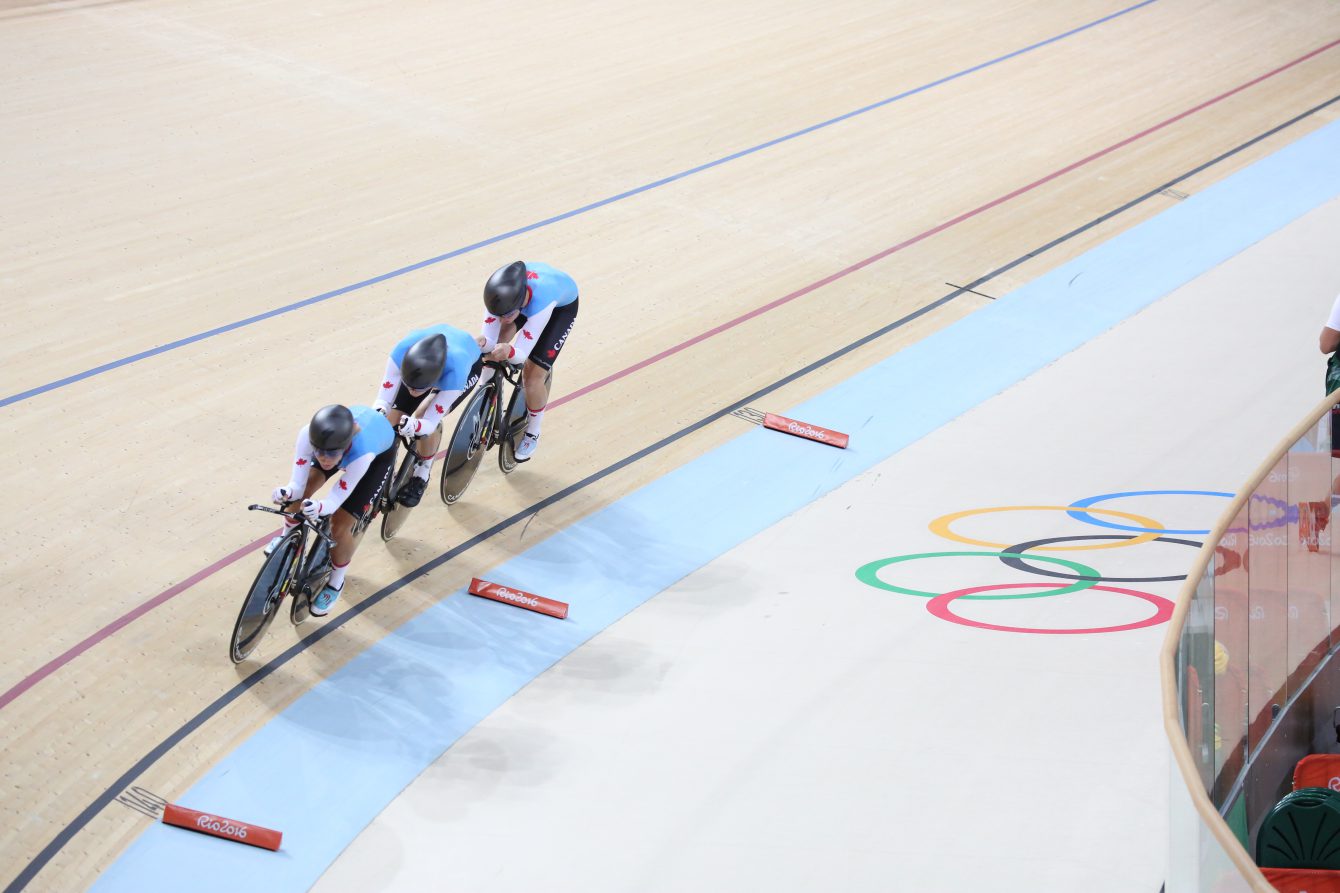 Allison Beveridge, Jasmin Glaesser et Kirsti Lay pendant leur victoire sur la Nouvelle-Zélande pour la médaille de bronze aux Jeux olympiques de Rio, le 13 août 2016. (COC // Mark Blinch)