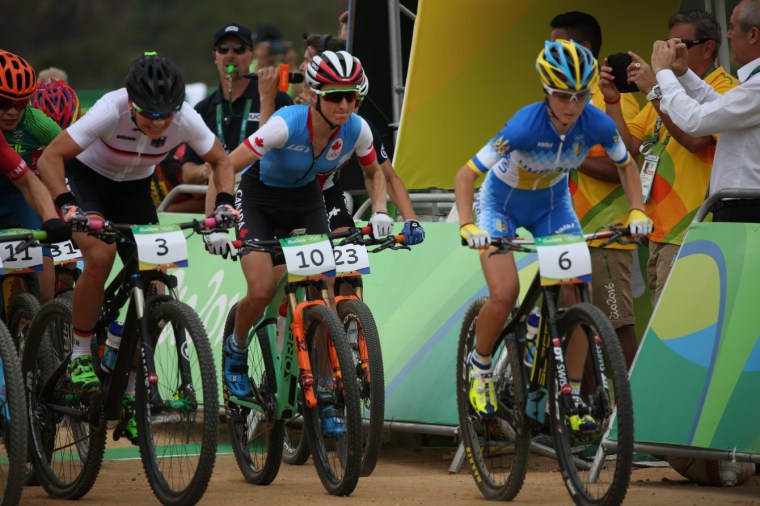 La Canadienne Catharine Pendrel remporte le bronze olympique en vélo de montagne samedi le 20 août 2016 à Rio de Janeiro, Brésil. (Photo du COC/Steve Boudreau)