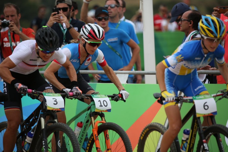 La Canadienne Catharine Pendrel remporte le bronze olympique en vélo de montagne samedi le 20 août 2016 à Rio de Janeiro, Brésil. (Photo du COC/Steve Boudreau)