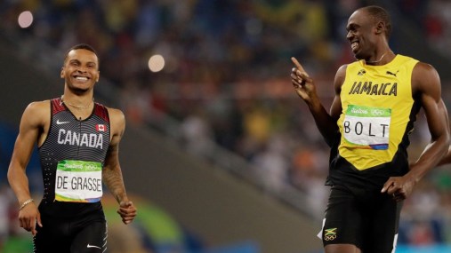 Andre De Grasse et Usain Bolt pendant la demi-finale du 200 m aux Jeux olympiques de Rio, le 17 août 2016.