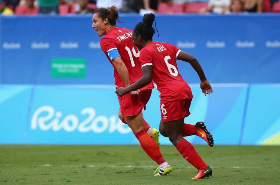 Melissa Tancredi et Deanne Rose lors du match contre l'Allemagne aux Jeux de 2016, à Rio. Crédit photo : Canada Soccer