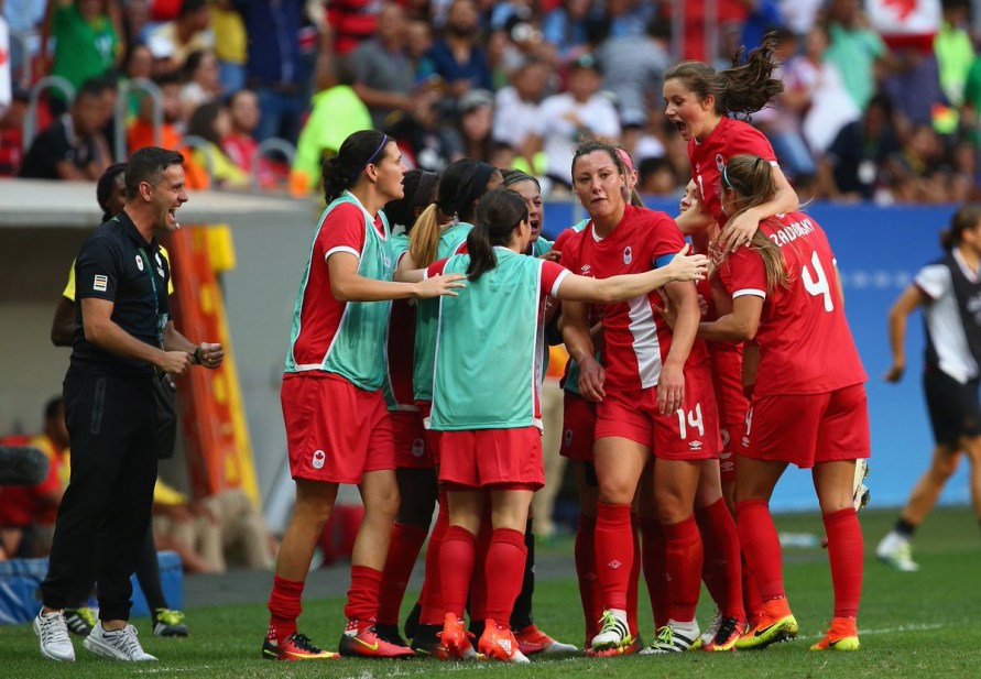L'équipe canadienne de soccer célébrant le but de Melissa Tancredi lors du match contre l'Allemagne aux Jeux de 2016, à Rio. Crédit photo : Canada Soccer