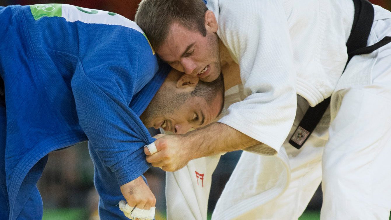 Le Canadien Antoine-Valois Fortier lutte contre Emmanuel Lucenti de l'Argentine durant la deuxième ronde de la competition de judo aux Jeux olympiques de Rio, le 9 août 2016. Photo du COC par Jason Ransom
