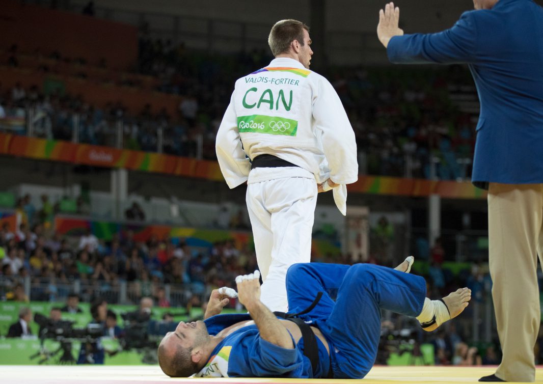 Le Canadien Antoine-Valois Fortier lutte contre Emmanuel Lucenti de l'Argentine durant la deuxième ronde de la competition de judo aux Jeux olympiques de Rio, le 9 août 2016. Photo du COC par Jason Ransom