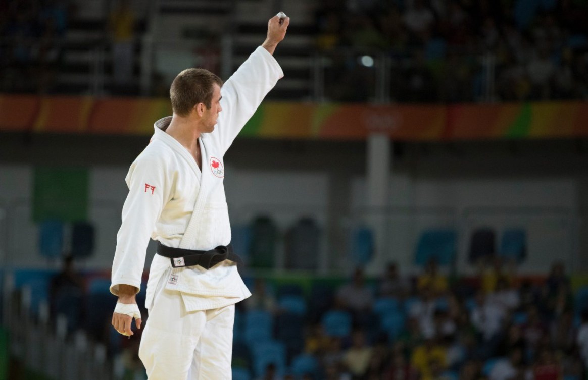 Un judoka salue la foule