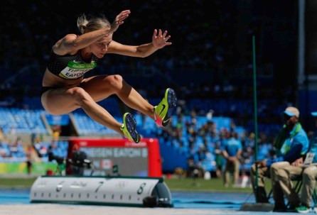 Brianne Theisen-Eaton dans les airs pendant un saut en longueur.