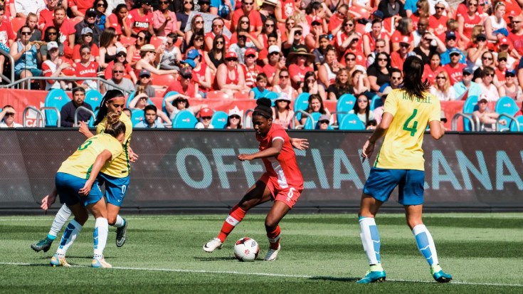 Kadeisha Buchanan en possession du ballon dans le match opposant le Canada à l'Australie le 3 août 2016, à São Paulo. (AP Photo/Nelson Antoine)