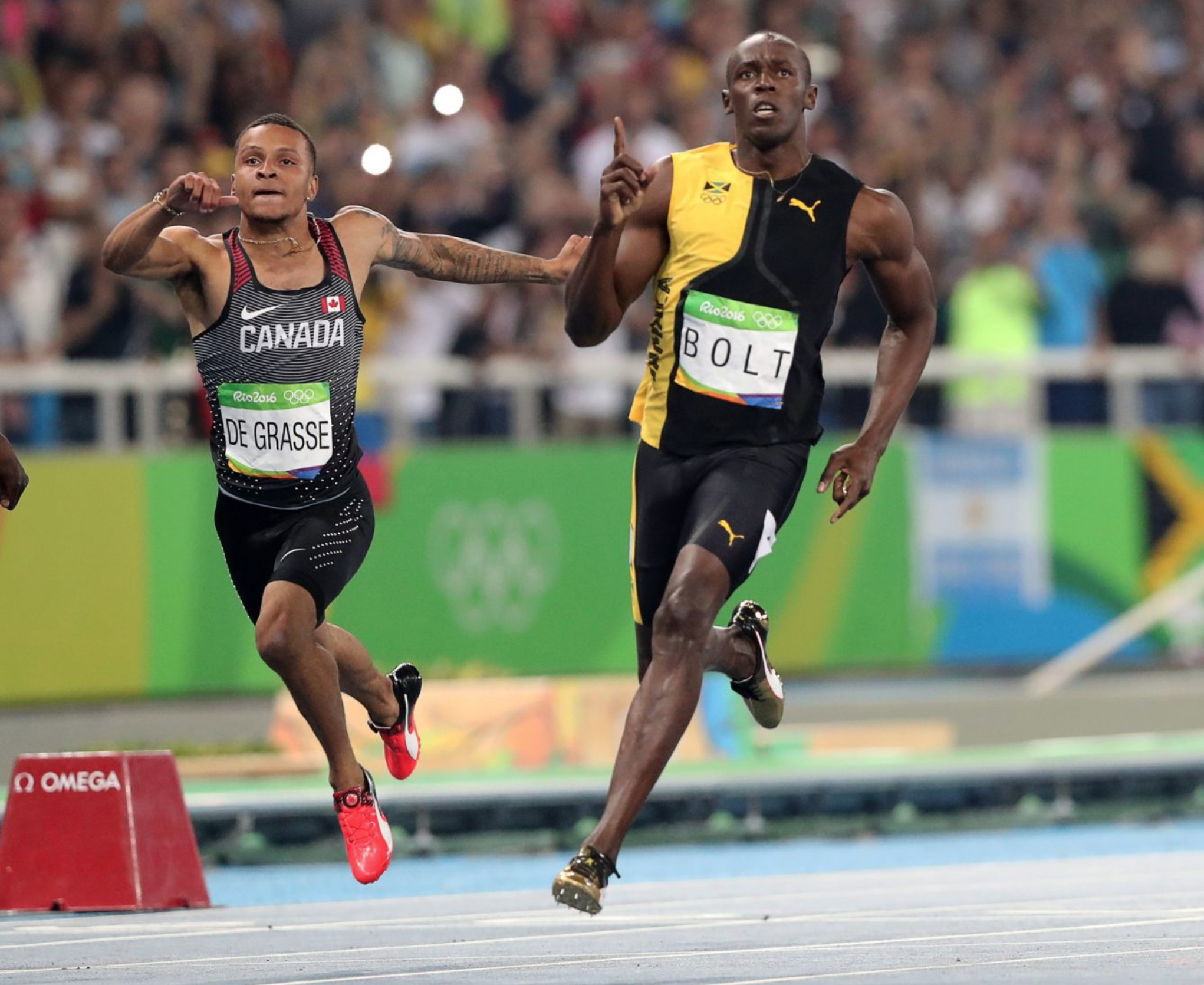 Usain Bolt, dans le couloir six, et De Grasse dans le sept, lors de la victoire au 100 m aux Jeux olympiques de Rio, le 14 août 2016.