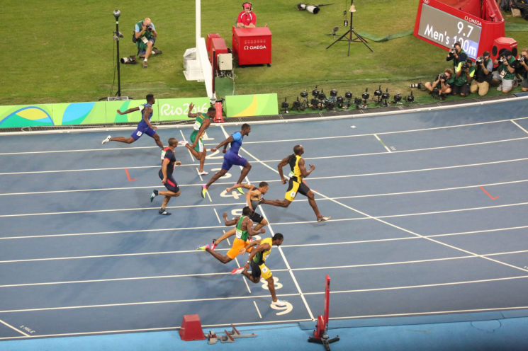 Usain Bolt, dans le couloir six, et De Grasse dans le sept, lors de la victoire au 100 m aux Jeux olympiques de Rio, le 14 août 2016.