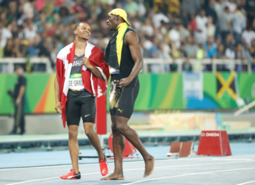 Capture d’écran 2016-08-16 à 12.59.18 Bolt et De Grasse célèbrent après la finale du 100 m aux Jeux olympiques de Rio, le 14 août 2016.
