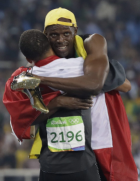Bolt et De Grasse célèbrent après la finale du 100 m aux Jeux olympiques de Rio, le 14 août 2016.