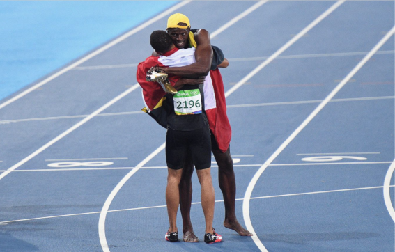 Capture d’écran 2016-08-16 à 12.59.30 Bolt et De Grasse célèbrent après la finale du 100 m aux Jeux olympiques de Rio, le 14 août 2016.