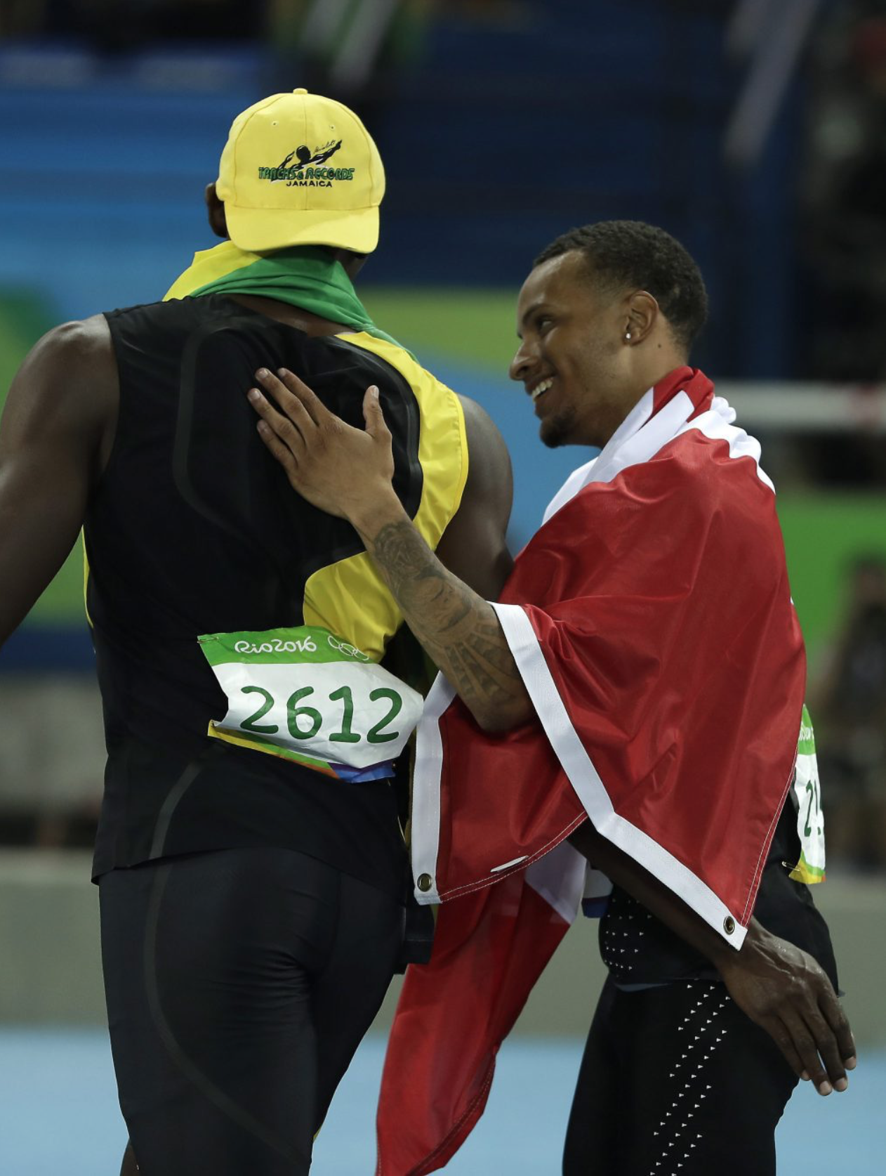 Bolt et De Grasse célèbrent après la finale du 100 m aux Jeux olympiques de Rio, le 14 août 2016.