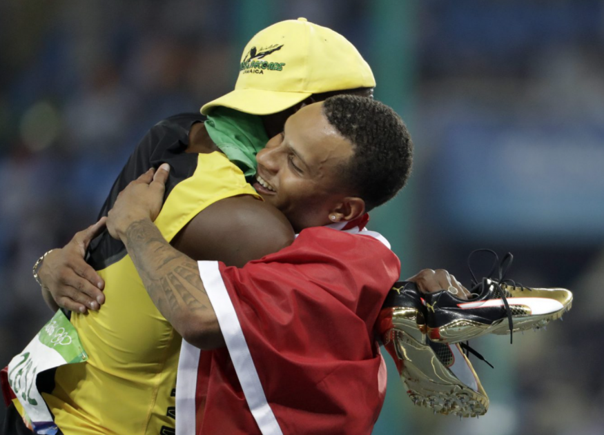 Capture d’écran 2016-08-16 à 12.59.42 Bolt et De Grasse célèbrent après la finale du 100 m aux Jeux olympiques de Rio, le 14 août 2016.