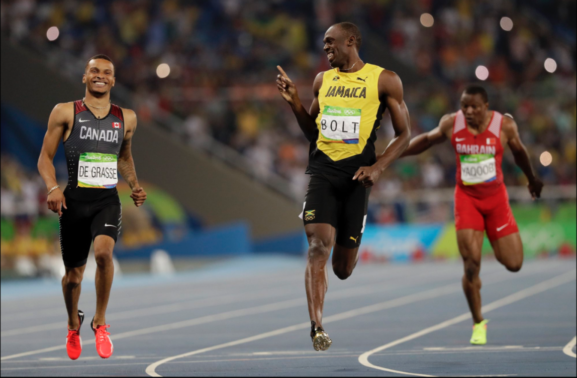 Usain Bolt regarde Andre De Grasse en riant après le 200 m à Rio 2016