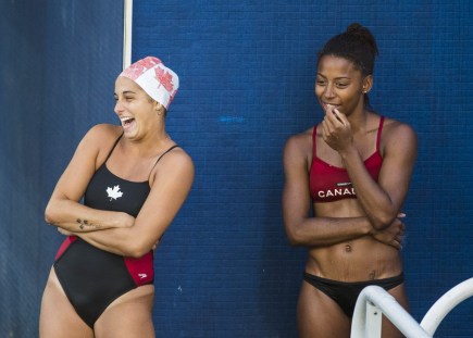 Jennifer Abel et Pamela Ware s'amusent lors de l'entraînement du jeudi 4 août 2016, au Brésil. COC Photo/Mark Blinch