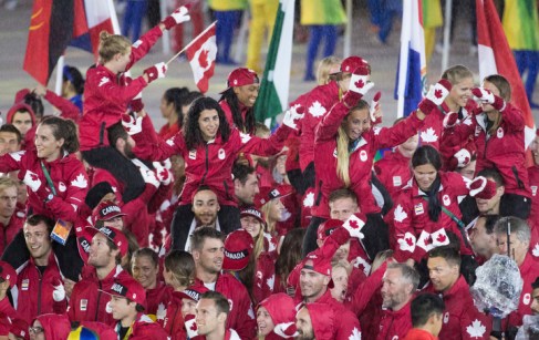 Équipe Canada lors de la cérémonie de clôture des Jeux olympiques de 2016, à Rio. (AP Photo/Charlie Riedel)