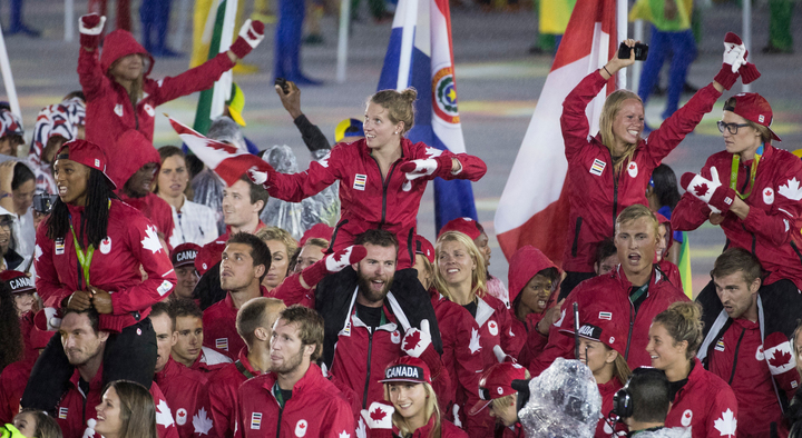 Équipe Canada lors de la cérémonie de clôture des Jeux olympiques de 2016, à Rio. (AP Photo/Charlie Riedel)