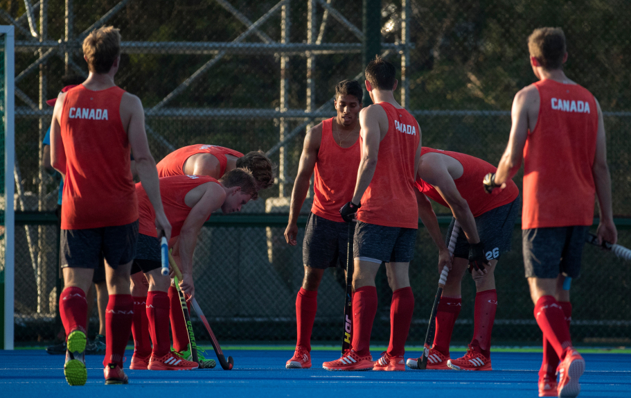 Les joueurs d’Équipe Canada en discussion lors d’un match amical contre la Nouvelle-Zélande aux Jeux olympiques de 2016, à Rio. COC Photo by Jason Ransom