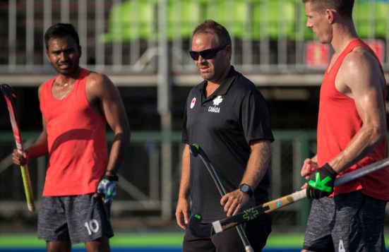 L’entraîneur en chef Anthony Farry en discussion lors d’un match amical contre la Nouvelle-Zélande aux Jeux olympiques de 2016, à Rio. COC Photo by Jason Ransom