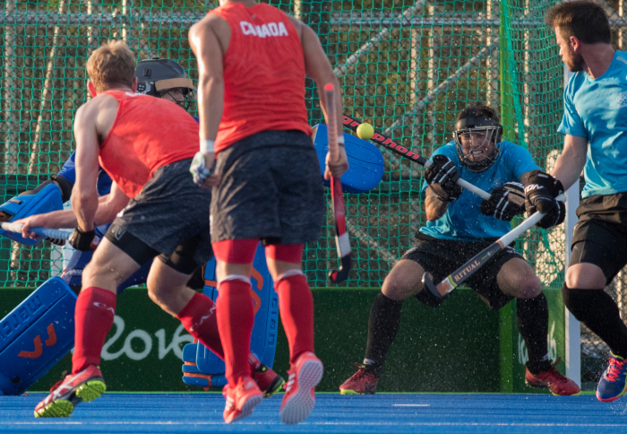Gordon Johnston d’Équipe Canada lance sur le gardien adverse lors d’un match amical contre la Nouvelle-Zélande aux Jeux olympiques de 2016, à Rio. COC Photo by Jason Ransom COC Photo by Jason Ransom
