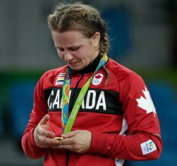 Erica Wiebe célèbre sa médaille d'or chez les 75 kg en lutte, obtenue contre la Kazakhe Guzel Manyurova, le 18 août 2016. COC Jason Ransom