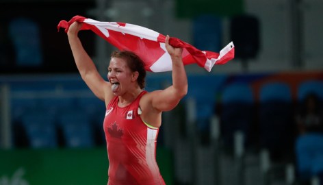 Erica Wiebe célèbre sa médaille d'or chez les 75 kg en lutte, obtenue contre la Kazakhe Guzel Manyurova, le 18 août 2016. COC Jason Ransom