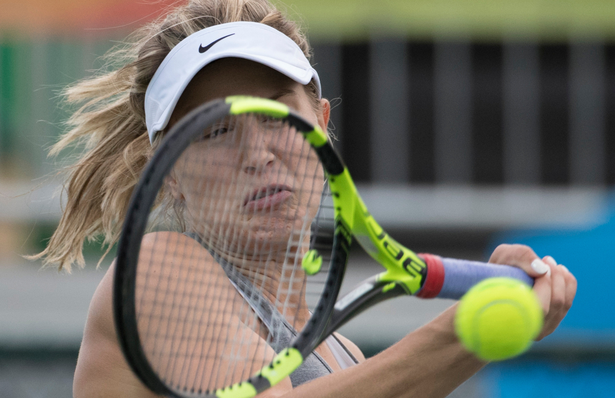 Genie Bouchard pratique sous la pluie avant le début des Jeux olympiques à Rio , de Janeiro au Brésil, mardi le 2 août 2016. Photo du COC par Jason Ransom