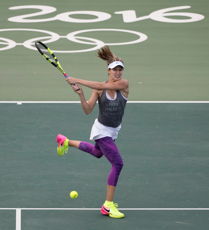 Genie Bouchard pratique sous la pluie avant le début des Jeux olympiques à Rio , de Janeiro au Brésil, mardi le 2 août 2016. Photo du COC par Jason Ransom