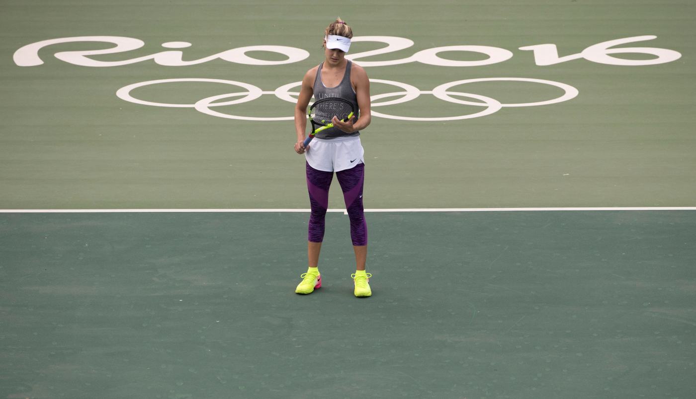 Genie Bouchard pratique sous la pluie avant le début des Jeux olympiques à Rio , de Janeiro au Brésil, mardi le 2 août 2016. Photo du COC par Jason Ransom