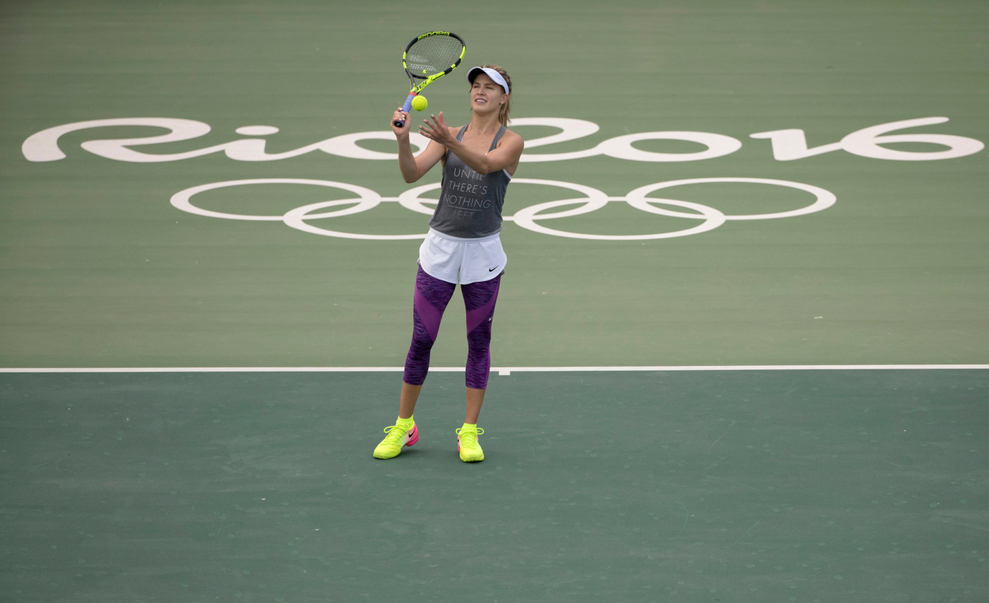 Genie Bouchard pratique sous la pluie avant le début des Jeux olympiques à Rio , de Janeiro au Brésil, mardi le 2 août 2016. Photo du COC par Jason Ransom