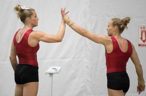 Brittany Rogers (gauche) félicitant Ellie Black lors de la session d’entraînement d’Équipe Canada aux Jeux de Rio, 2016. COC Photo par Jason Ransom