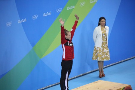 Hilary Caldwell, médaillée de bronze, durant la cérémonie des médailles suite à la finale du 200 m dos aux Jeux de Rio. 12 août 2016. Photo Steve Boudreau