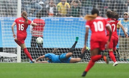 La Canadienne Janine Beckie réalisant le but le plus rapide de l'histoire du soccer féminin aux Jeux olympiques, le 3 août 2016 à São Paulo.