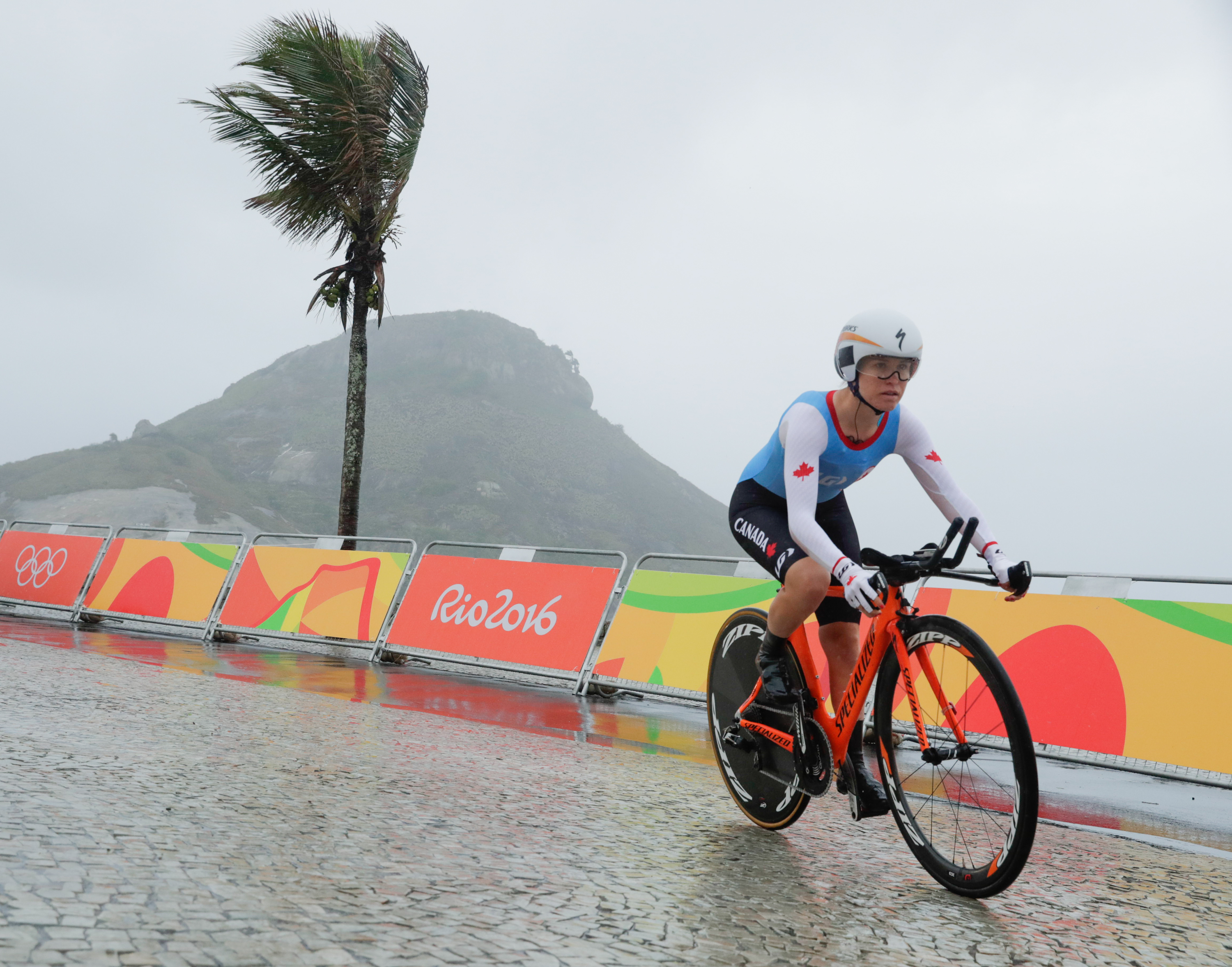 Cycliste sur route en compétition.