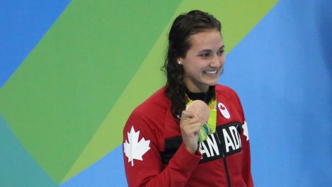 Kylie Masse durant la cérémonie de remise des médailles. Elle a remporté la médaille de bronze au 100 m dos aux Jeux de Rio. 8 août 2016. (Photo/Steve Boudreau)