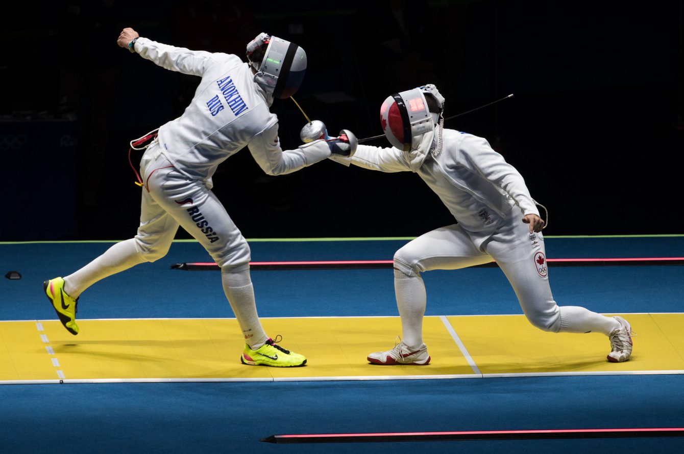 Maxime Brinck-Croteau du Canada affrontant Vadim Anokhin de la Russie à l'épée aux Jeux olympiques de Rio, le 9 août 2016. Photo du COC/Mark Blinch